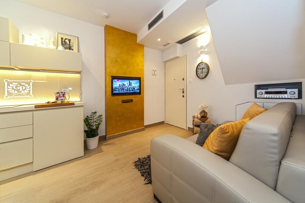 Golden Palace Split Room photo