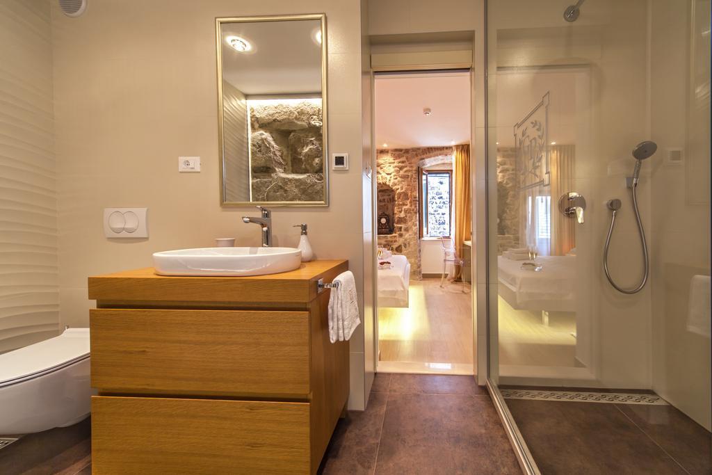 Golden Palace Split Room photo