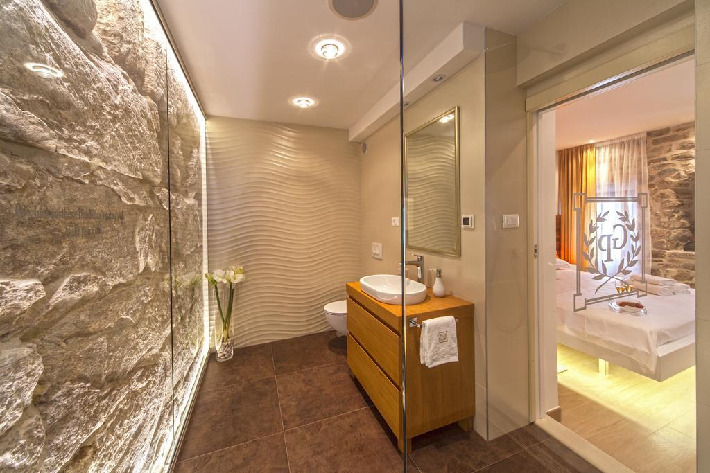 Golden Palace Split Room photo